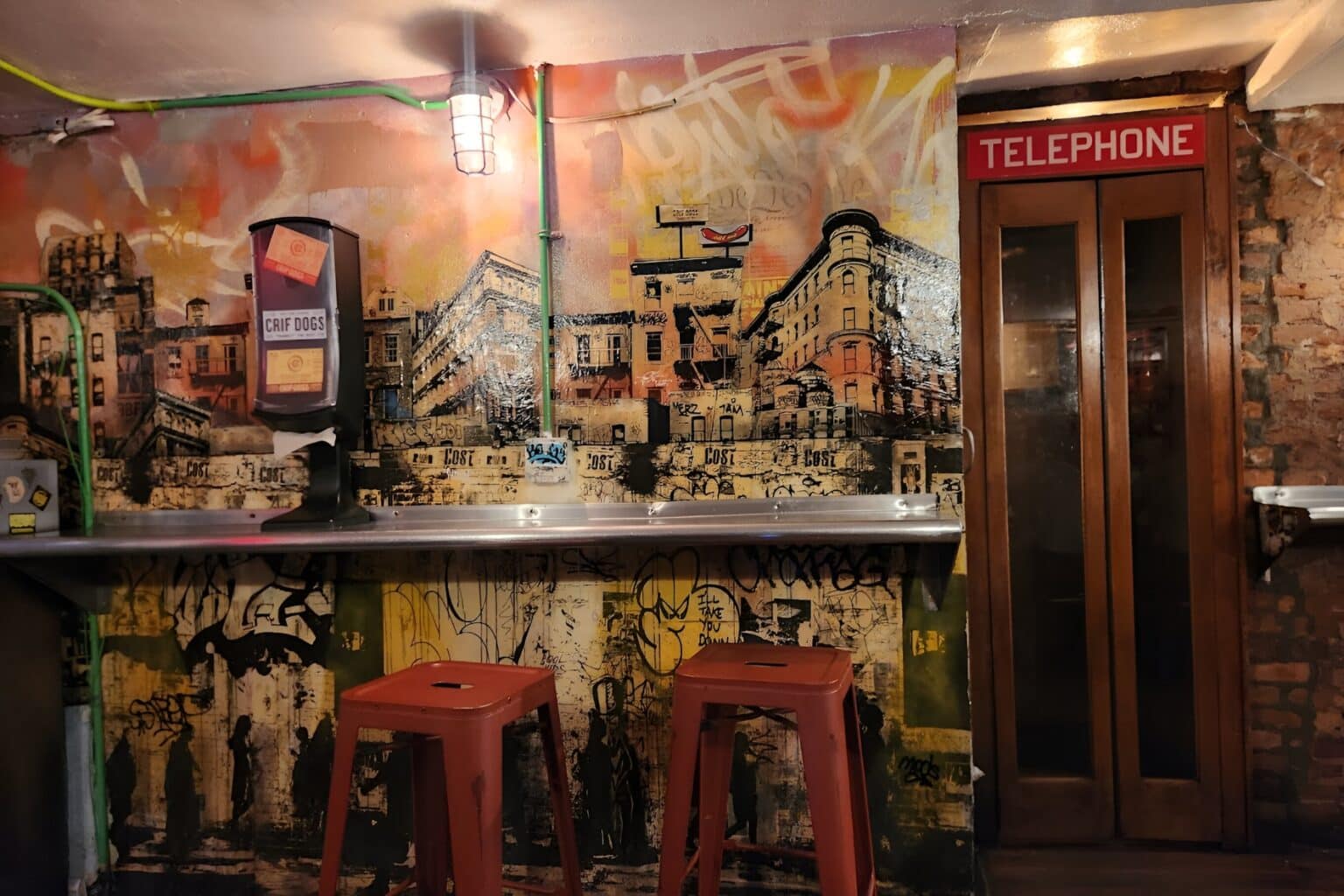 Please Don’t Tell cabine telephonique