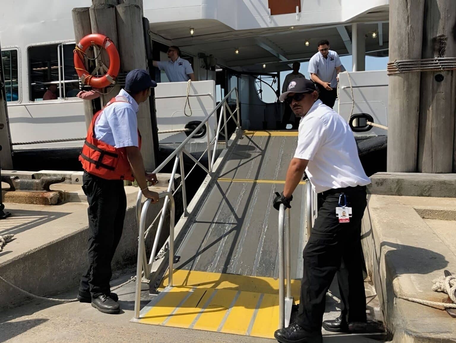 acces ferry fauteuil roulant statue de la liberte